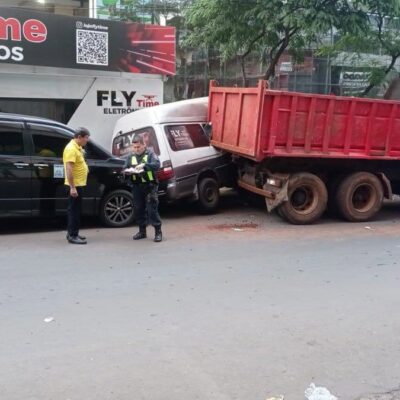 Tractocamión retrocede sin control y provoca choque múltiple en Ciudad del Este