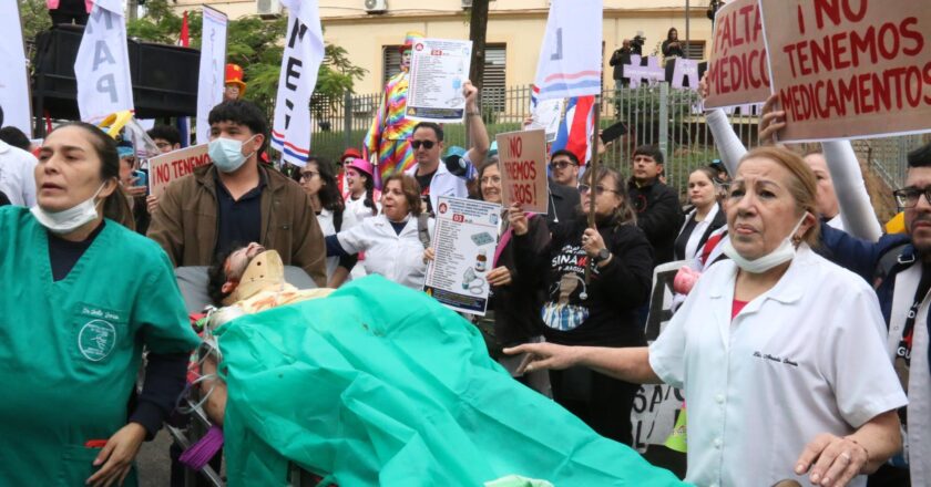 Huelga médica y protestas ambientales movilizan a Asunción este martes