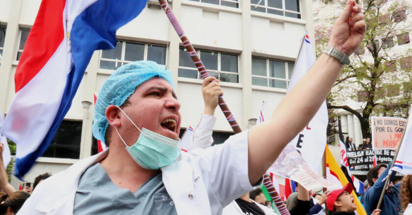 Huelga médica entra en su tercer día y SINAMED acusa al Gobierno de una campaña de desprestigio