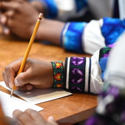 La educación indígena enfrenta su mayor brecha al llegar a la adolescencia