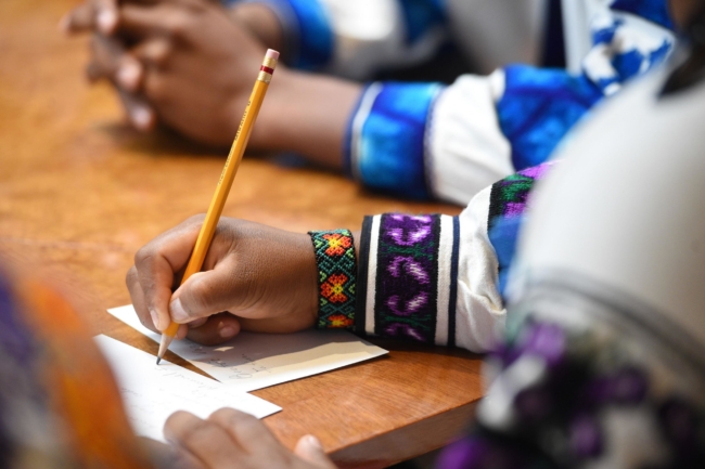 La educación indígena enfrenta su mayor brecha al llegar a la adolescencia