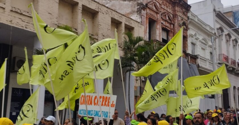 Docentes inician paro divididos tras acuerdo salarial del 5% con el Gobierno
