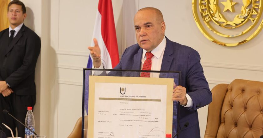 Bachi Núñez presenta su título de médico cirujano en el Senado tras la polémica