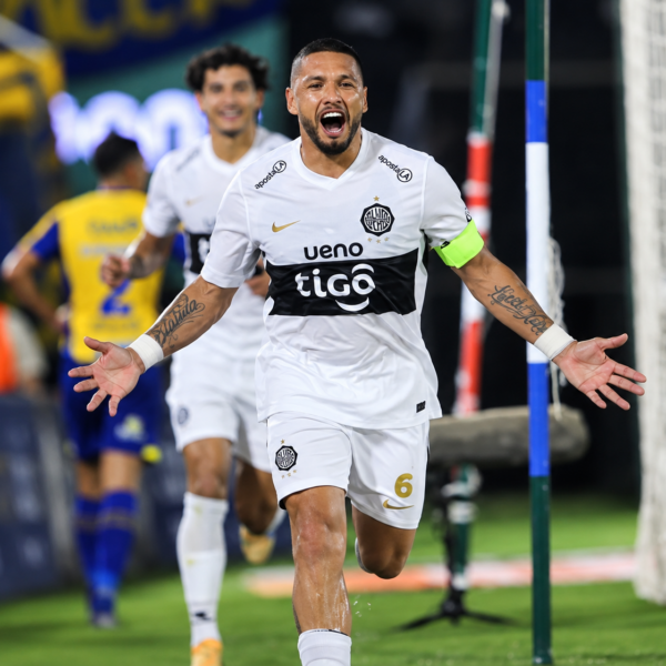 Olimpia golea a Luqueño y sigue en carrera