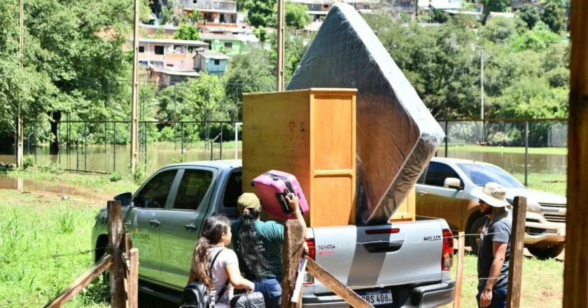 Crecida del río Paraná en Ayolas obliga a familias a abandonar sus hogares y activa preparación de 50 viviendas temporales