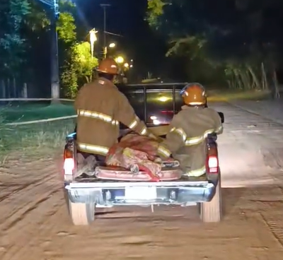 Bomberos de Altos trasladan a una adulta mayor en una camioneta particular ante la falta de ambulancia