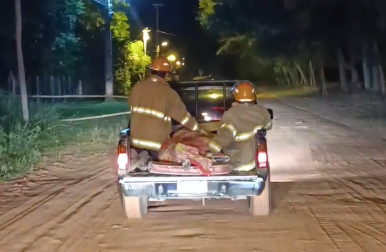 Bomberos de Altos trasladan a una adulta mayor en una camioneta particular ante la falta de ambulancia