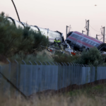 España decreta tres días de luto por choque de trenes que deja al menos 69 muertos