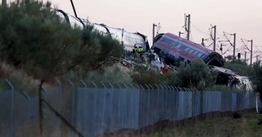 España decreta tres días de luto por choque de trenes que deja al menos 68 muertos