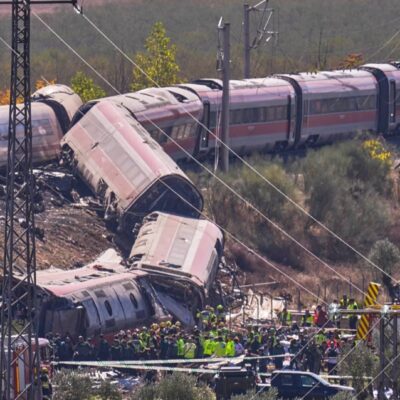 Tragedia ferroviaria en España deja decenas de muertos tras choque de trenes de alta velocidad