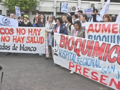 Bioquímicos del sector público inician huelga nacional de tres días y marcharán hasta Economía