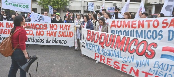 Bioquímicos del sector público inician huelga nacional de tres días y marcharán hasta Economía